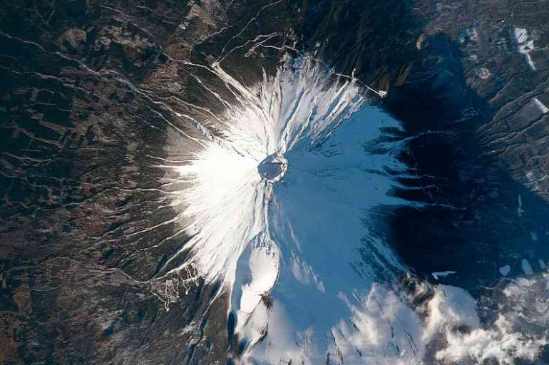 Gunung Fuji yang berdekatan dengan Tokyo  meletus tahun 1707 dan sampai sekarang masih aktif.  Photo: NASA: Scott Kelly 