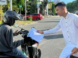 Mahasiswa membagikan petisi amanat penderitaan rakyat di kawasan Kota Banda Aceh pada momentum HUT ke-77 NKRI (Dok BEMNus Aceh)