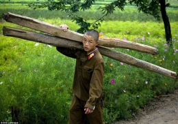  Kehidupan sulit di Korea Utara | Foto: Eric Laforgue/paris match