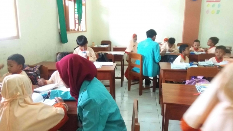 KKN UNS 87 Mengajari Siswa-siswi kelas 1 Calistung Menggunakan Buku AISM/dokpri