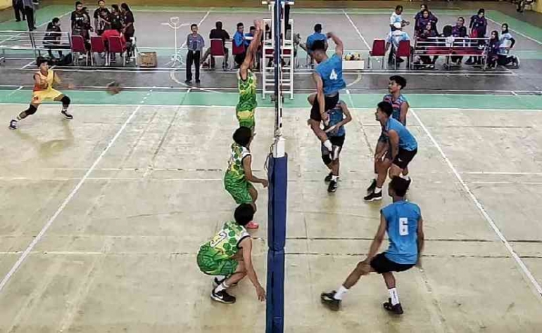 Pertandingan antara tim voli putra Labuhanbatu dengan Padang Sidempuan di GOR Rantauprapat. (Foto/Koko)