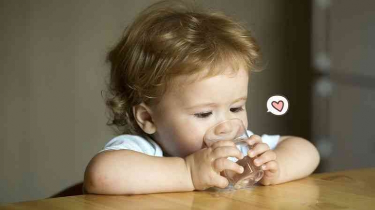 Ilustrasi bayi minum di gelas. Foto by orami.com