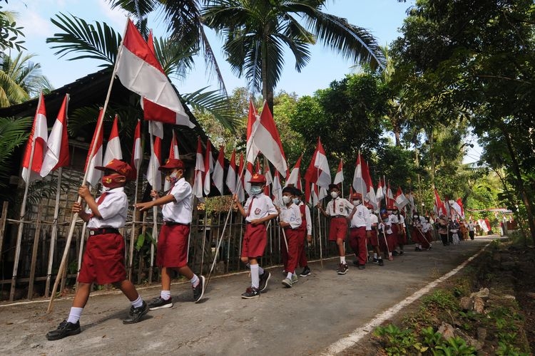 Sejumlah siswa mengikuti Kirab 76 Bendera Merah Putih di Bugel, Krakitan, Bayat, Klaten, Jawa Tengah, Sabtu (14/8/2021).| ANTARA FOTO/Aloysius Jarot Nugroho/rwa.