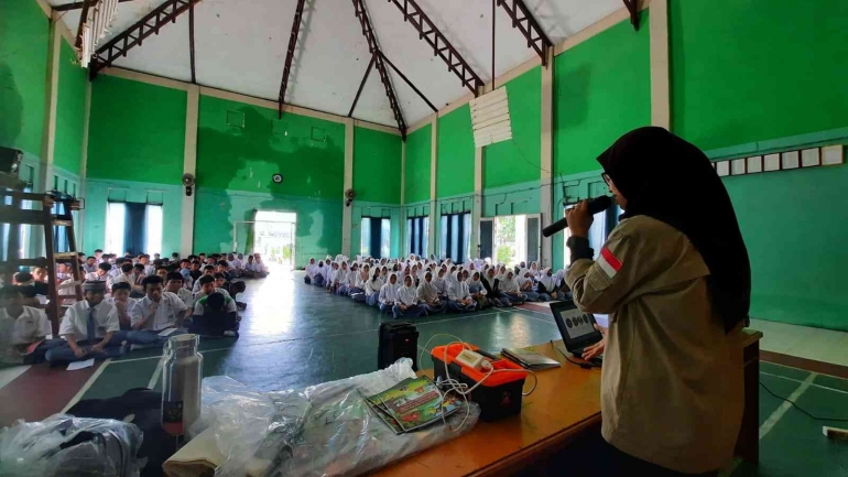 saat lecure di MAN 1 Ketapang. (Foto : Haning Pertiwi/Yayasan Palung).