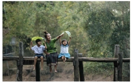 Ilustrasi gambar orangtua dan anak menghabiskan waktu bersama. sumber: https://www.freepik.com