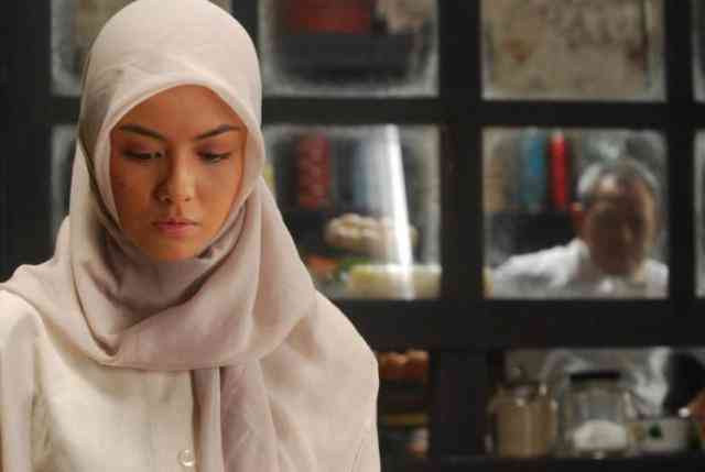 Revalina S. Temat berperan sebagai wanita muslimah yang bekerja di restoran non-halal/Mahaka Pictures