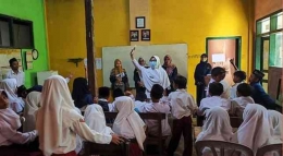 Sosialisasi dan Pemberian Obat Cacing di MI Darul Ulum dengan bidan desa. Sumber: PDD Kelompok 261