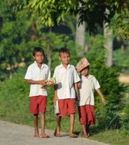 Anak-Anak SD berjalan kaki menuju sekolah di Kodi, Sumba Barat Daya, NTT (Foto: Lex) 