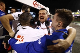 Guenther Steiner all smiles at Bahrain (@HaasF1Team)