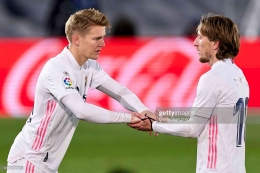 Odegaard dan mentornya di Real Madrid, Luka Modric. (Diego Souto/Quality Sport Images/Getty Images)
