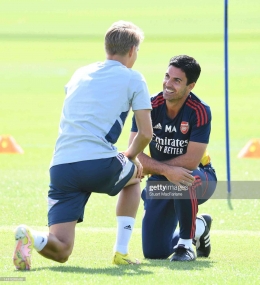 Mikel Arteta dan Odegaard saat sesi latihan. (Stuart MacFarlane/Arsenal FC/Getty Images)