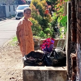 Wanita Pemulung di depan bak sampah (dokumen pribadi)