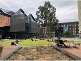Di sela kuliah di Australia. Foto: Instagram Monash University