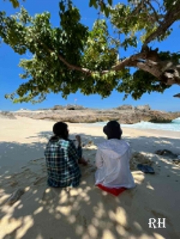 Santap siang di Pantai Titik Nol Km Selatan Indonesia (dokpri)