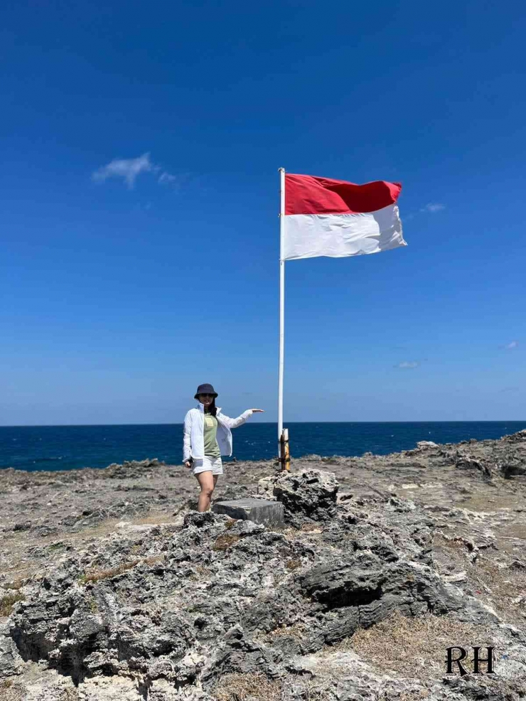 Berpose depan tiang bendera di Titik Nol Km Selatan Indonesia (dokpri)