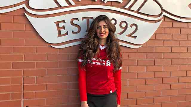 Noreen Khan, penyiar radio BBC yang cinta mati Liverpool FC. Foto: bbc.co.uk