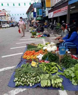 Pedagang sayur di Pasar Pagi Jalan Keramat, Sambas, Kalbar (foto: Lex) 