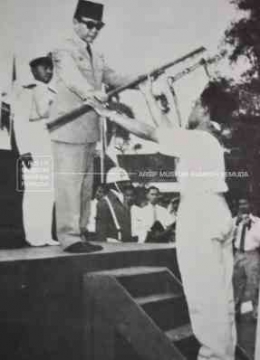 Presiden Sukarno menyerahkan panji pramuka kepada Sri Sultan Hamengkubuwono IX (Sumber: Museum Sumpah Pemuda melalui materi Pak Baha' Uddin)
