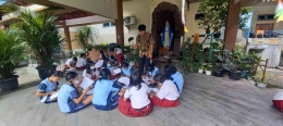 (dokpri: Siswa berdiskusi persiapan pelatihan)