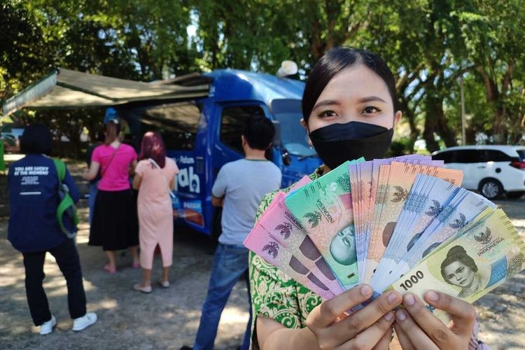 Warga antusias menukarkan uang pecahan baru di layanan penukaran uang secara mobile di Balikpapan, Kalimantan Timur.| KOMPAS.COM/Ahmad Riyadi