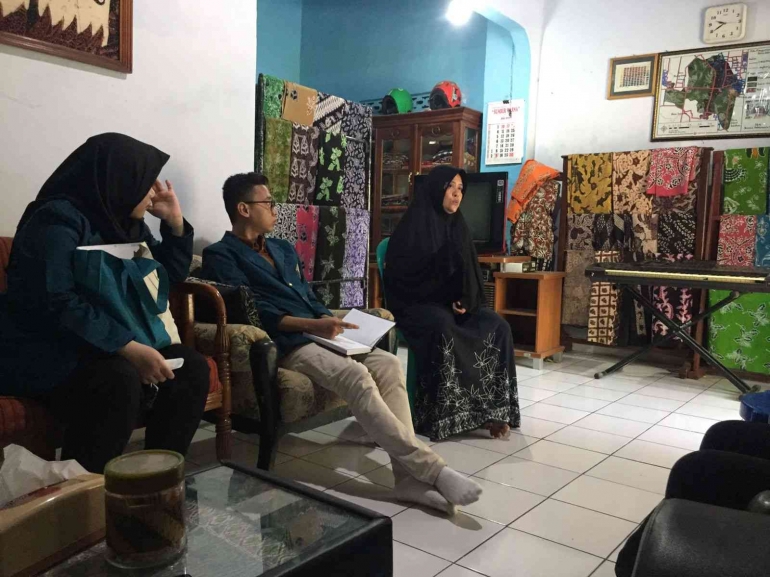 Kunjungan Mahasiswa di UMKM Batik Arum Cempaka. Sumber: Dokumen pribadi