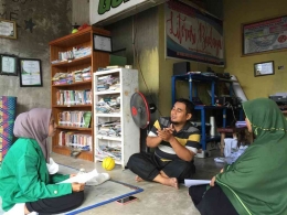 Maysaroh Sinaga memewancarai Saufi Ginting dan Halimah, Pendiri TBM Azka Gemilang, foto dokpri