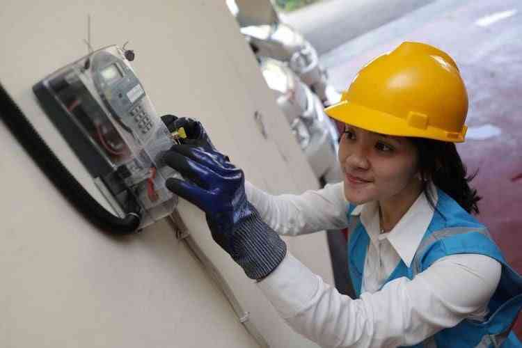 Ilustrasi gambar Petugas PLN sedang mengecek instalasi listrik | Dokumen Foto Via Kompas.com
