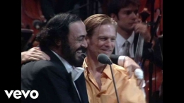 Luciano Pavarotti dan Bryan Adams usai menyanyikan 