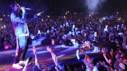 Denny Caknan saat tampil di Konser Trisakti Benteng Vastenburg Solo, Sabtu (25/6/2022) malam. Foto: jatengtoday.com