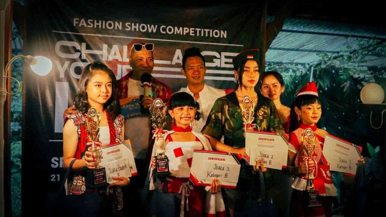Pemenang Fashion Show Kategori B berfoto bersama para juri (Doc. Riana Dewie)