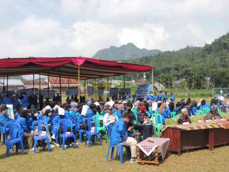 Kegiatan penarikan dan expo hasil-hasil KKN di lapangan desa Kalibening (Dokpri)