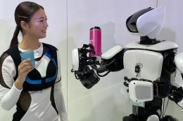 Robot T-HR3 (Toyota Humanoid Robot) memperagakan responsnya atas gerak manusia di Tokyo Motor Show 2019.(Kompas.com/Wisnu Nugroho)