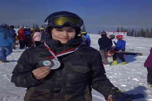 Pemain Ski Sana Afzal Mir dari Srinagar, India. | Sumber: Rising Kashmir