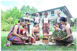 Tradisi makan sirih oko mama Timor. Foto Amorpost.com/Ladislaus Naisaban