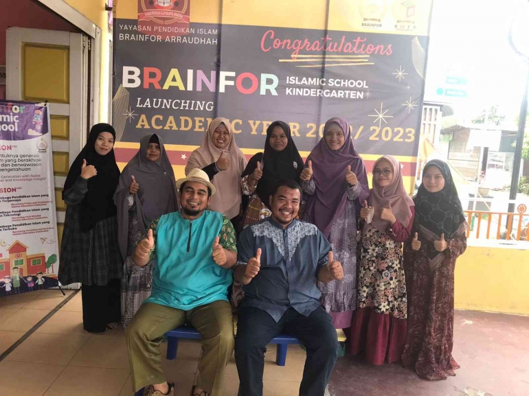 Kepala sekolah Saufi Ginting, ketua yayasan, dan para guru Brainfor Asahan