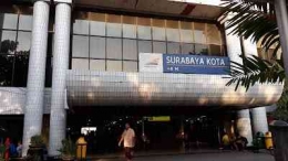Tampak depan Stasiun Surabaya Kota yang beroperasi saat ini (sumber: helpmecovid.com)