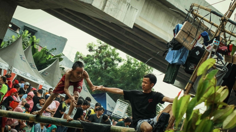 Warga antusias menonton Festival Lomba di Kawasan Kalimalang, Jakarta Timur. (Jonas/Mahasiswa)
