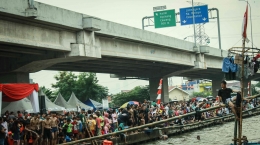 Warga antusias menonton Festival Lomba di Kawasan Kalimalang, Jakarta Timur. (Jonas/Mahasiswa)