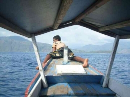 Seorang anak, sudah terbiasa membawa perahu melintas laut. Dok pribadi