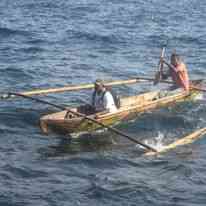 Menggunakan sampan di tengah ombak yang lumayan garang. Dok pribadi