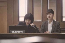Woo Young Woo dan Su Yeon saat membela klien di pengadilan (sumber: kdramadiary)
