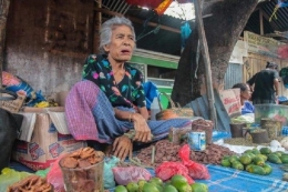 Seorang ibu menjajakan sirih pinang dan kapur sirih di pasar tradisional, Kabupaten Nagakeo, Flores NTT. Foto: kupang.tribunnews/pos-kupang/Gordi Donofan