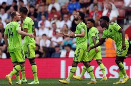 Bruno Fernandes (tengah) merayakan gol ke gawang Southampton: ADRIAN DENNIS  via bolasport.com