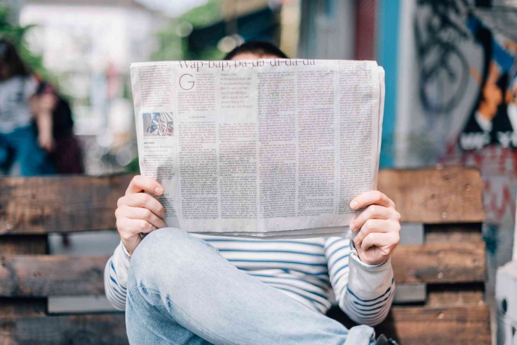 Membaca berita itu penting, pastikan sumbernya terpercaya agar benar-benar mendidik. Foto: Unsplash/Roman Kraft