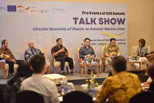 Para pembicara dan moderator Prita Laura (paling kanan) mengikuti talk show tentang plastik ekonomi sirkular di Bali. | Sumber: CSEAS 