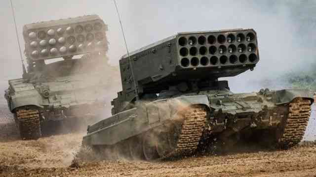 Peluncur roket termobarik TOS-1A Rusia pada pameran pertahanan di Moskow tahun lalu.Foto : GetImages/BBCnews.