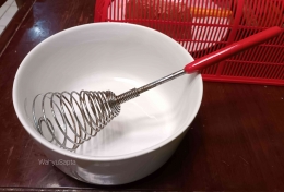 Untuk mengaduk adonan tidak mixer, melainkan whisk. Bisa juga memakai garpu. Praktis, ya. | Foto: Wahyu Sapta.