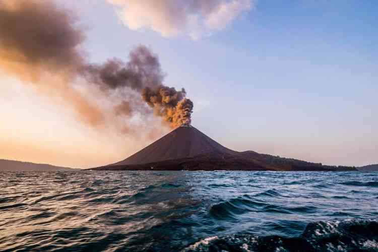 Ilustrasi letusan Gunung Anak Krakatau (Foto: Shutterstock/feygraphy-Kompas.com). 