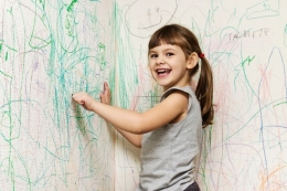 Ilustrasi anak mencoret-coret dinding dengan krayon. (sumber: SHUTTERSTOCK/ALEKSWOLFF via kompas.com)