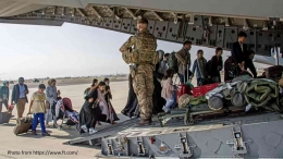 Image: Warga negara Inggris naik pesawat militer Inggris di bandara Kabul saat melarikan diri dari Afghanistan setahun yang lalu (Photo from: www.ft.com)